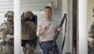 بالفيديو.. "دعاية مسلحة هوليودية" لسياسي أمريكي تثير الجدل