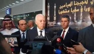 صورة لقيس سعيد خلال توديعه للحجاج التونسيين 