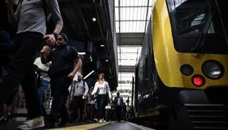 ركاب ينزلون من قطار في محطة واترلو بلندن