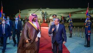السيسي يستقبل محمد بن سلمان في مطار القاهرة