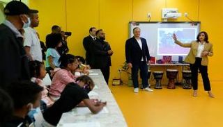 كمالا هاريس خلال لقاء جمعها بمجموعة من التلاميذ