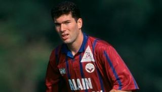 زين الدين زيدان بقميص بوردو الفرنسي