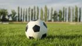 بطل مزدوج ومنتخب ينافس الأندية.. 10 قصص طريفة من تاريخ كرة القدم