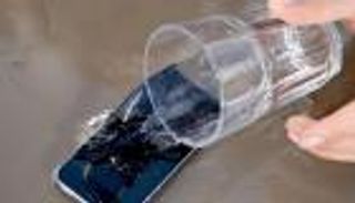 ماذا تفعل عند سقوط آيفون في الماء؟.. "الأرز هو الحل"