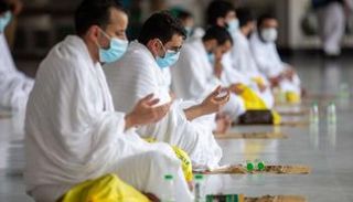 حجاج بيت الله الحرام يصلون في الحرم