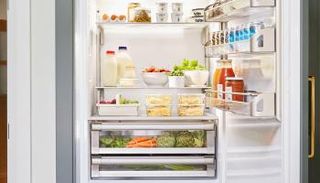 يجب وضع البيض ومنتجات الألبان على الرف الأوسط بالثلاجة