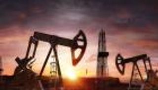 النفط يتراجع بأكثر من 5 دولارات للبرميل.. وبايدن يكافح "ضريبة الوقود"