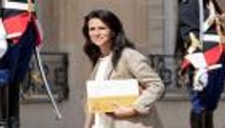 "طبيبة نسائية".. مسؤولة في حكومة فرنسا مُتهمة بـ"الاغتصاب"