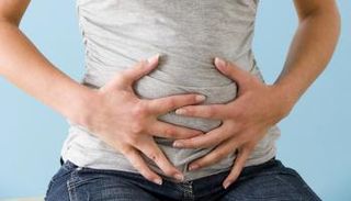 سيدة تعاني من انتفاخ المعدة - أرشيفية