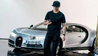 كريستيانو رونالدو مع إحدى سياراته البوجاتي