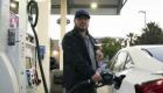 "ضريبة البنزين" سلاح بايدن لإطفاء نار الوقود.. هل ينجح؟