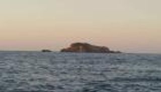 "حجرة بونطاح".. جزيرة الأساطير التي يعشقها سياح الجزائر 