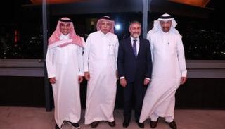 وزير المالية التركي يتوسط مسؤولين سعوديين