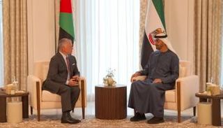 الشيخ محمد بن زايد آل نهيان خلال لقائه بالملك عبدالله الثاني