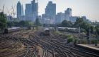 قطارات بريطانيا أسيرة "صيف الغضب".. شلل وتضخم وعمالة ساخطة