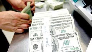 أوراق نقدية من الدولار الأمريكي - أرشيفية