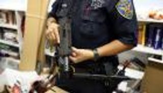 سلم مسدسك وخذ دولارات.. "تسعيرة" من الشرطة الأمريكية لأسلحة المدنيين