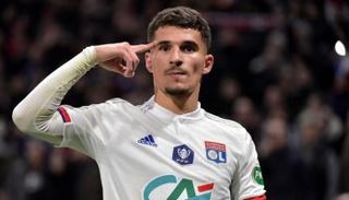 عوار يحتفل بهدف مع ليون