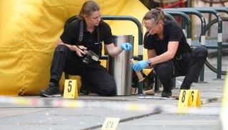 شرطيتان تجمعان أدلة من موقع الحادث