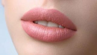 بالكونسيلر والهايلايتر يمكنكِ تكبير حجم الشفاه بخطوات بسيطة 
