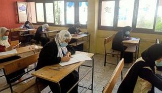 طلاب يؤدون امتحانات في مصر - أرشيفية
