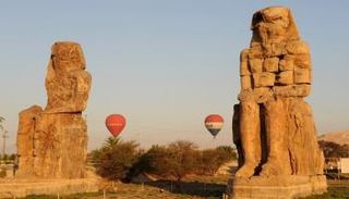 رحلات البالون الطائر فوق مدينة الأقصر المصرية