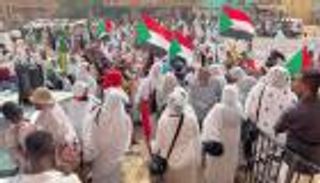 "الثوب الأبيض".. سودانيات يتظاهرن على طريقتهن