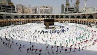 ضيوف الرحمن يطوفون حول الكعبة