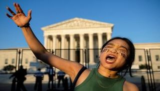 أمريكية تحتج أمام المحكمة العليا ضد قرار حظر الإجهاض - رويترز