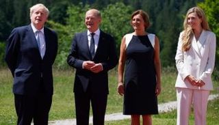 شولتز وإرنست يتوسطان جونسون وشريكة حياته