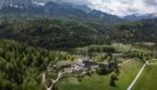 هنا يلتقي زعماء "السبع".. تاريخ جامح مكثف في قلعة