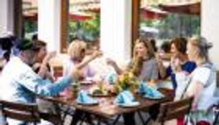 عطلة على حافة كارثة.. السيدات الأول في نزهة بافارية على هامش "السبع"