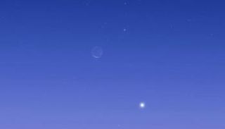 محاكاة للمشهد فجر الإثنين حيث يظهر هلال القمر وأسفل يمينه عطارد 