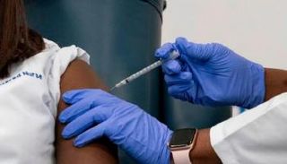 فتاة تتلقى لقاح كورونا