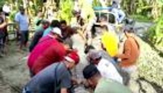 يصطاد وحشاً طوله 4 أمتار بأغرب وسيلة (صور)