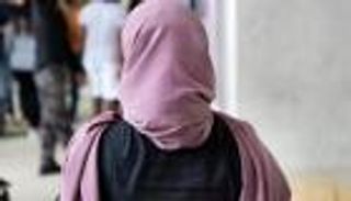 "جاهل ضال".. فرضية الحجاب تثير جدلاً بين علماء الأزهر في مصر