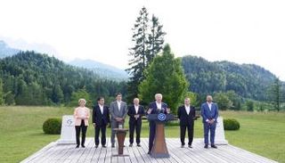 الرئيس الأمريكي بايدن يتحدث وخلفه بعض قادة مجموعة السبع - رويترز