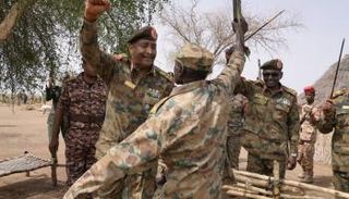 البرهان وسط منسوبي الجيش السوداني بالفشقة