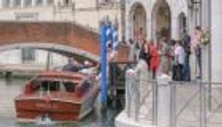 نواب ألمان يغسلون هموم السياسة.. ووحل الأزمات يلاحقهم 