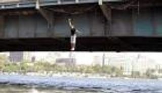 انتحار شاب من أعلى كوبري في مصر.. "شرب الشاي وقفز"