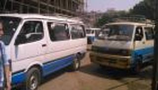 شهامة مصري في ميكروباص تتصدر مواقع التواصل.. والسبب "100 جنيه" (خاص)