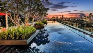حوض السباحة على سطح فندق JEN Singapore