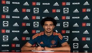 زيدان إقبال لاعب مانشستر يونايتد