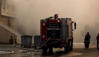 عربة إطفاء تشارك في عمليات إخماد الحريق