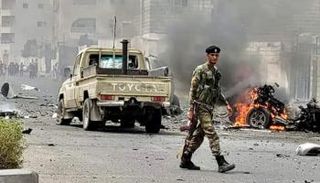 صورة تظهر تضرر دورية عسكرية كانت تقل الجنود المرافقين للمسؤول الأمني