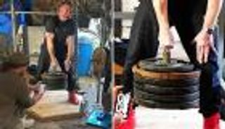 بريطاني يدخل موسوعة جينيس.. رفع 130 كجم بإصبعه