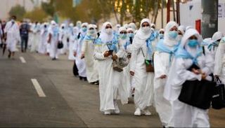 نساء بملابس الإحرام