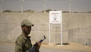 عسكري إيراني على الحدود مع أفغانستان