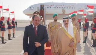 ملك البحرين يستقبل الرئيس المصري