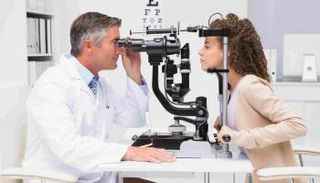 طبيب عيون يفحص مريضة - أرشيفية